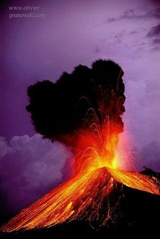 erupción del volcán de strongyli