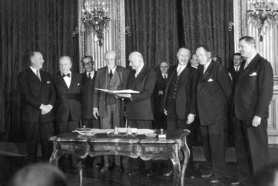 Es signa el Tractat de París