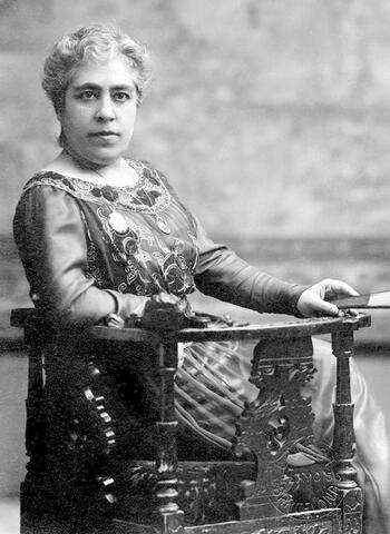 Víctor Català (1869 - 1966)