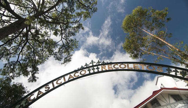 San Agustín viaja a Cassiciaco y comienza el escrito de sus primeras obras literarias