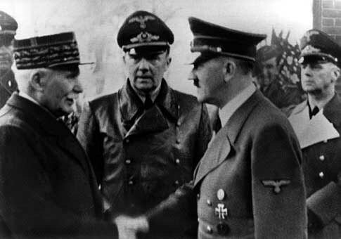 Poignée de main entre Pétain et Hitler
