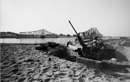 Las tropas alemanas desembarcan en África y controlan el canal del Suez.