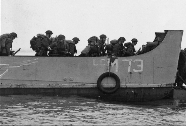 TROPAS DE EE.UU. Y REINO UNIDO DESEMBARCAN EN CASABLANCA (MARRUECOS)
