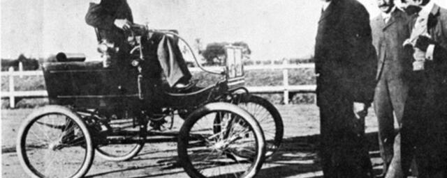 Llega el primer automóvil a vapor al país.