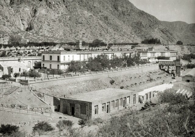 A partir del trazado ferroviario a Chile una compañía británica construyó hoteles elegantes como: Termas
