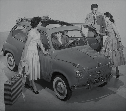 Viene presentata a Ginevra la FIAT 600, simbolo del miracolo italiano