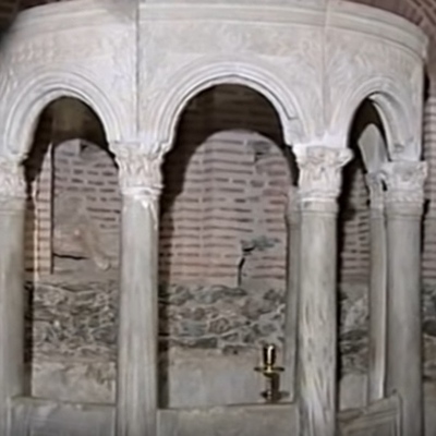 Timeline: 324 μ.Χ. Οι Θεσσαλονικείς οικοδόμησαν μικρό τρίκλιτο ναό στο χώρο του μαρτυρίου, όπου άρχιζε να αναβλύζει μύρο.