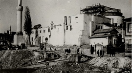 Timeline: Το 1493 μ.χ. ο Ναός μετατρέπεται σε μουσουλμανικό τέμενος με το όνομα Κασημιά Τζαμί και παρέμεινε στην κατάσταση αυτή μέχρι την απελευθέρωση της πόλης.