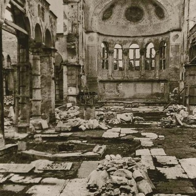 Timeline: 1917 μ.χ Στην μεγάλη πυρκαγιά που κατέστρεψε τα 2/3 της πόλης τον Αύγουστο του 1917, το μνημείο σχεδόν αφανίστηκε.