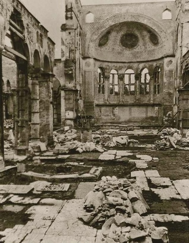 1917 μ.χ Στην μεγάλη πυρκαγιά που κατέστρεψε τα 2/3 της πόλης τον Αύγουστο του 1917, το μνημείο σχεδόν αφανίστηκε.