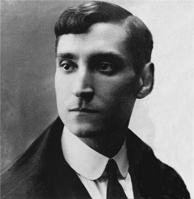 Se doctora en Economía Política y Finanzas