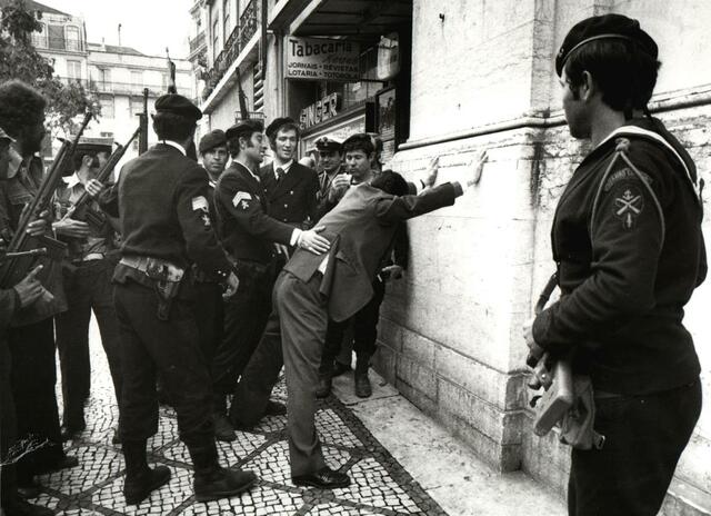 Disolución de la Asamblea Nacional Corporativa y anuncio del desarrollo de unas elecciones libres