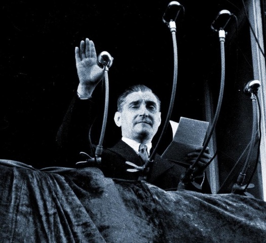 Salazar dio un discurso en el congreso de la Unión Nacional, en el que dejaba en claro su desprecio por la monarquía