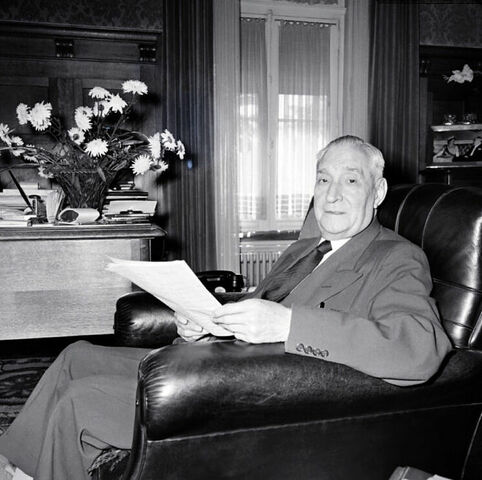 Salazar se retira del poder por un fuerte golpe