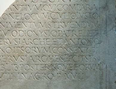 Los niños cristianos de Fayum aprenden el arte de la escritura por medio de la copia de nombres mitológicos.