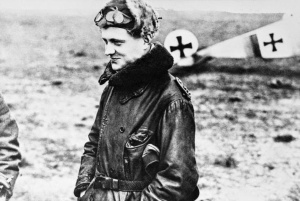Fallece el piloto más famoso de la Primera Guerra Mundial, el barón Manfred Albrecht Freiherr von Richthofen, tb conocido como el Barón Rojo, alcanzado en su avión, en Vaux-sur-Somme. Había derribado más de 70 aviones.