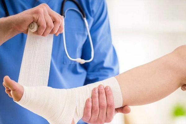 Em faig un esquinç al peu