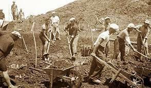 Inizio della "battaglia del grano" e della "bonifica integrale".