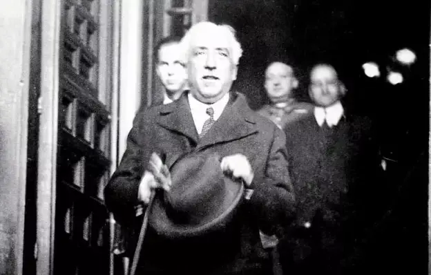 Destitución de Alcalá Zamora sustituido por Azaña