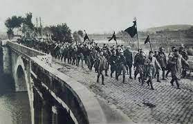 Mussolini Threatens to March on Rome