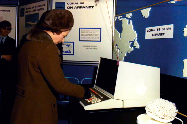 Primeiro contato de um membro da família real com um computador da fa