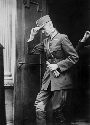 Kongen og regjeringen reiser til England