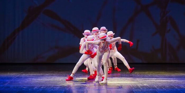 ESIMESED dotE KATSED dotE uues Valges saalis