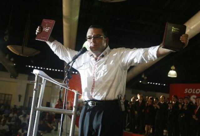 Entorno Cultural: el imperio gozaba del uso exclusivo de los decretos de emergencia, cumpliendo un rol importante en la perdida de confianza del público en la constitución Democrática