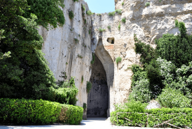 Le truppe spartane distruggono la flotta ateniese