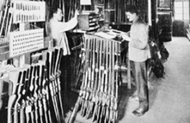 Entorno Economico:Por la revolución industrial, se debió el incremento de productos manufacturados por lo que los países tuvieron una crisis financiera.