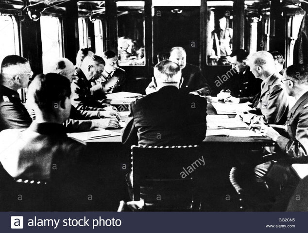 La Francia firma l'armistizio con cui cede alla Germania la parte settentrionale del paese