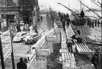Construcción del Muro de Berlín.