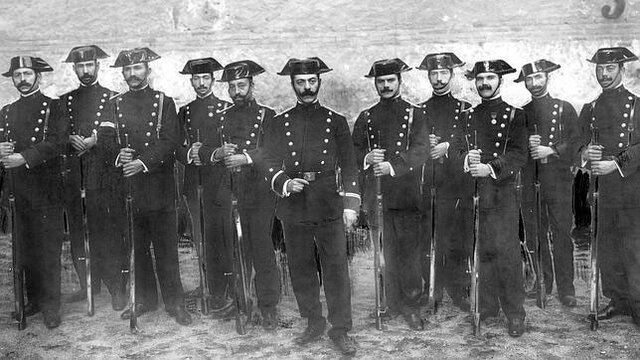 Reinado de Isabel II, monarquía constitucional, la guerra Carlista, lucha entre liberales y moderados y revolución popular ''La Gloriosa''