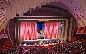 si inaugura il Teatro Regio