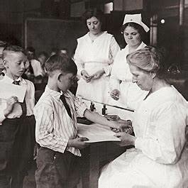 Primera  vacunación antitifoídica con fines profilácticos.