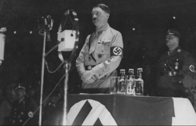 Adolf Hitler és nomenat Canceller d'Alemanya