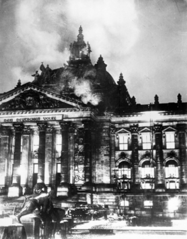 Els nazis cremen l'edifici del Reichstag