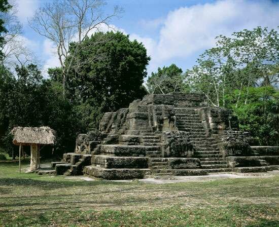 Se cree que ciudades mayas como Uaxactún estaban en decadencia para la epoca
