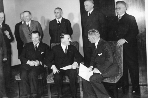 Noch am selben Tag leitete Hitler das erste Kabinettstreffen (vorerst waren dort nur zwei weitere Nationalsozialisten mit dabei), wonach diese beim Reichspräsidenten Hindenburg die Auflösung des Reichtages und somit Neuwahlen desselben beantragten.