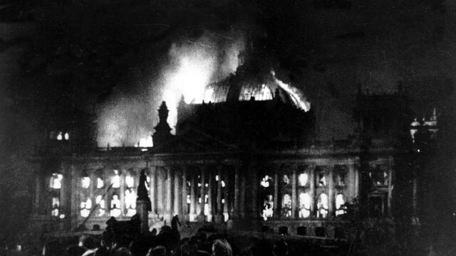 Der Reichstag brannte und kurze Zeit später wurde ein Verdächtiger verhaftet. Er war ein linksorientierter, ehemaliger Kommunist, gestand und nahm die volle Schuld auf sich. Das war Grund genug für Hitler, konsequent gegen Regimegegner (Linke) vorzugehen.
