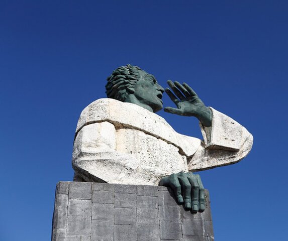 Fray Antonio Montesinos da su sermon en contra del maltrato a los indios.