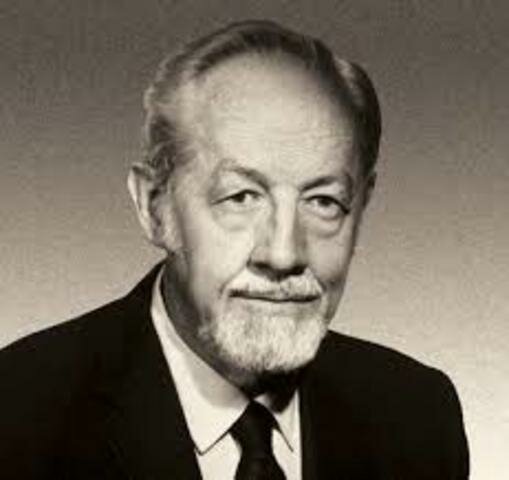 Stevens, propone en un artículo en la revista Science, diferentes escalas de medición (nominal, ordinal, intervalo y razón), así como sus propiedades, relaciones e implicaciones en el uso de técnicas estadísticas