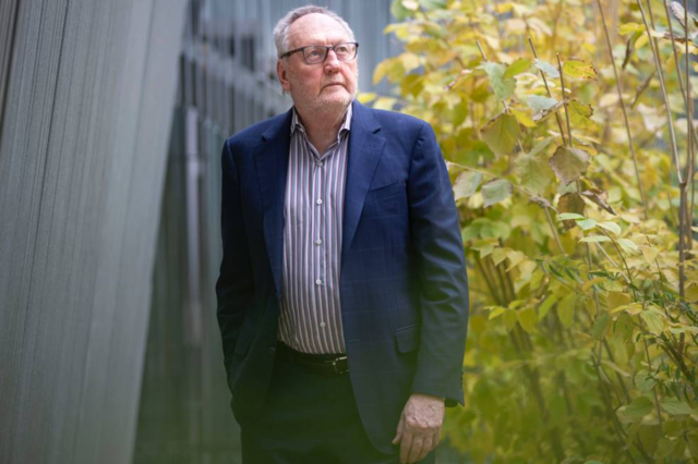 Michael Fullan escribe "El significado del cambio educativo" en su primera edición