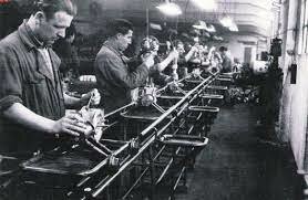 1909: Comienza una nueva forma de producción industrial en Estados Unidos caracterizada por el trabajo en cadena: fordismo.