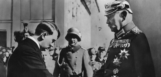 Mit dem demütigen Handschlag inklusive ehrfurchtvoller Verneigung vor Hindenburg zeigte Hitler gegen Aussen seine Wertschätzung. Genau so, wie in der vorangegangenen Eröffnungsrede in der Garnisonkirche, die beim anwesenden Publikum Eindruck hinterliess.