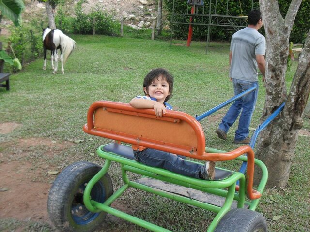 paseando en la mesa, mi colombia querida
