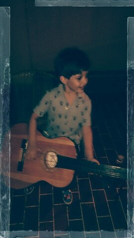 tocando la guitarra