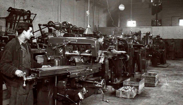 Se anuncia que los obreros en las fabricas rusas serán incluidos en las reformas campesinas, también se permite la libre creación de empresas privadas en ciertos sectores del mercado.