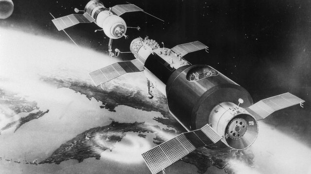 Rusia desarrolla tecnología aeroespacial y pone en orbita varios satélites, empieza la masificación de las comunicación.