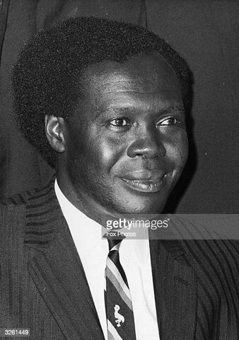 Se acerca al entonces presidente Milton Obote